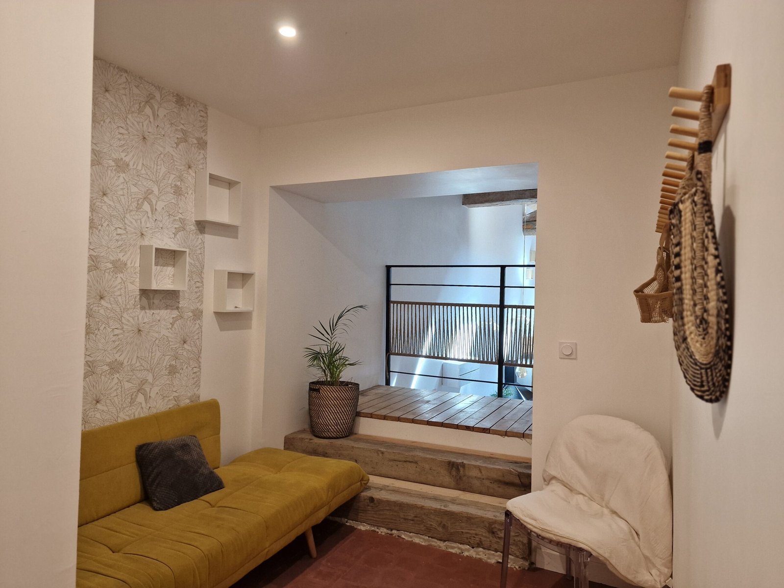 Petit coin détente avec canapé dans un gîte de groupe à Narbonne