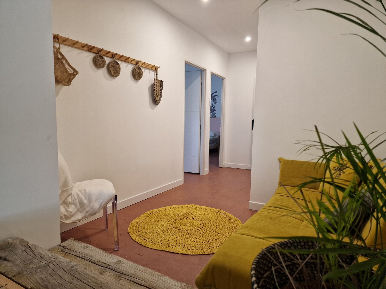 Couloir aménagé desservant les chambres d'un gîte de groupe à Narbonne