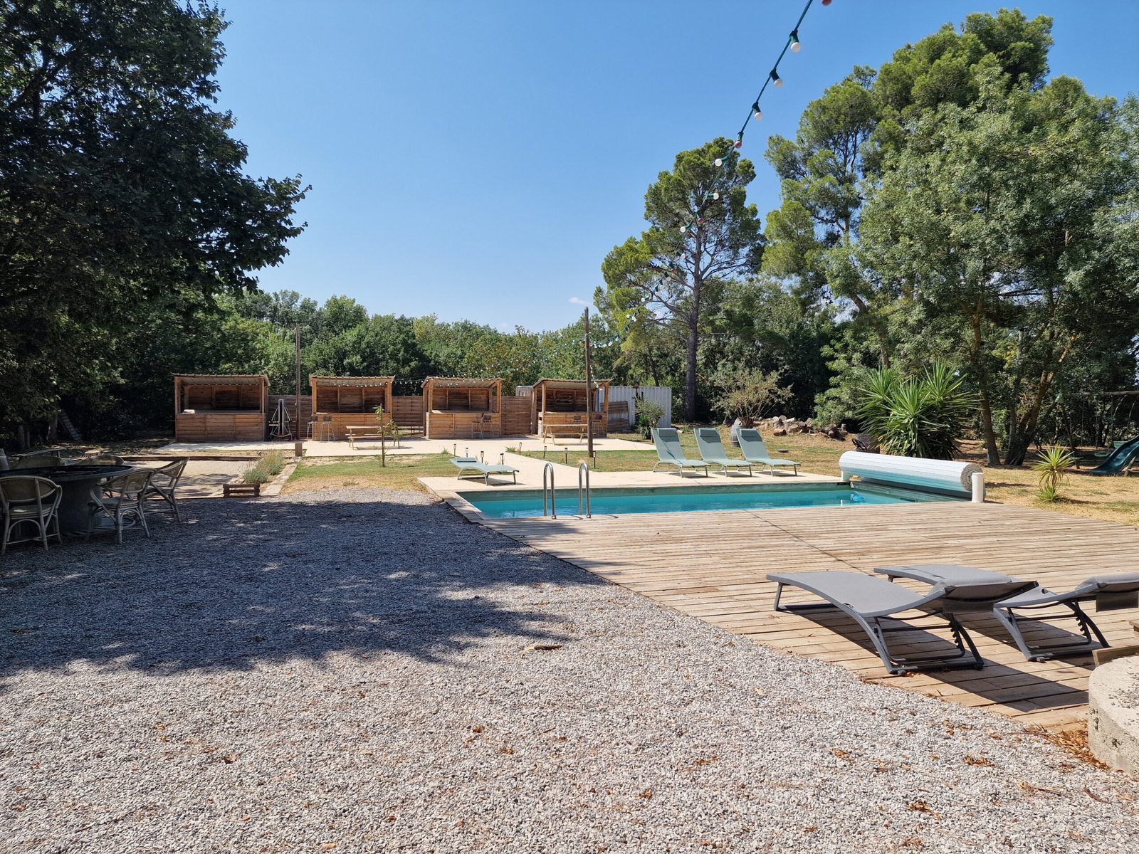 Piscine, transats et espaces extérieurs d’un gîte à Narbonne adapté aux rassemblements de groupe