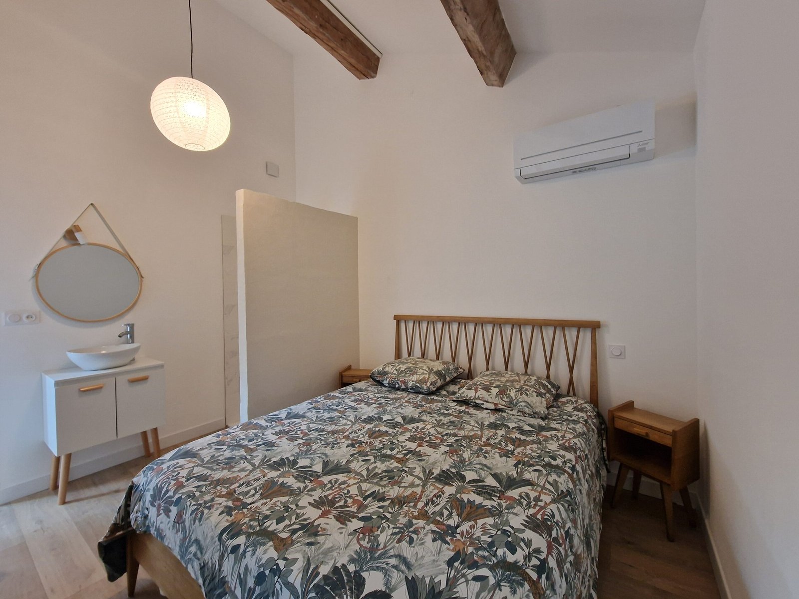 Chambre double climatisée avec espace douche dans le gîte de groupe à Narbonne