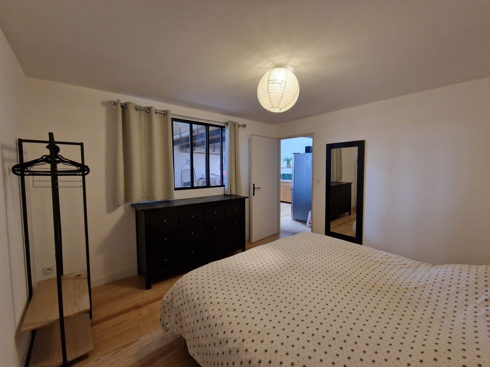 Chambre avec lit double du gîte de groupe à Narbonne