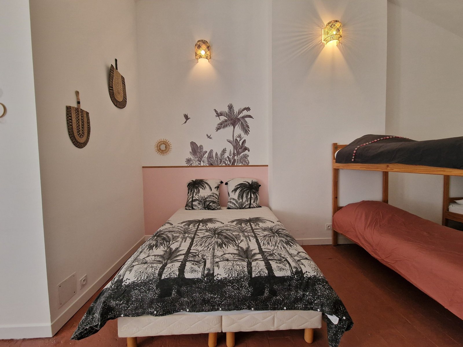 Chambre avec plusieurs couchages dans le gîte de groupe à Narbonne