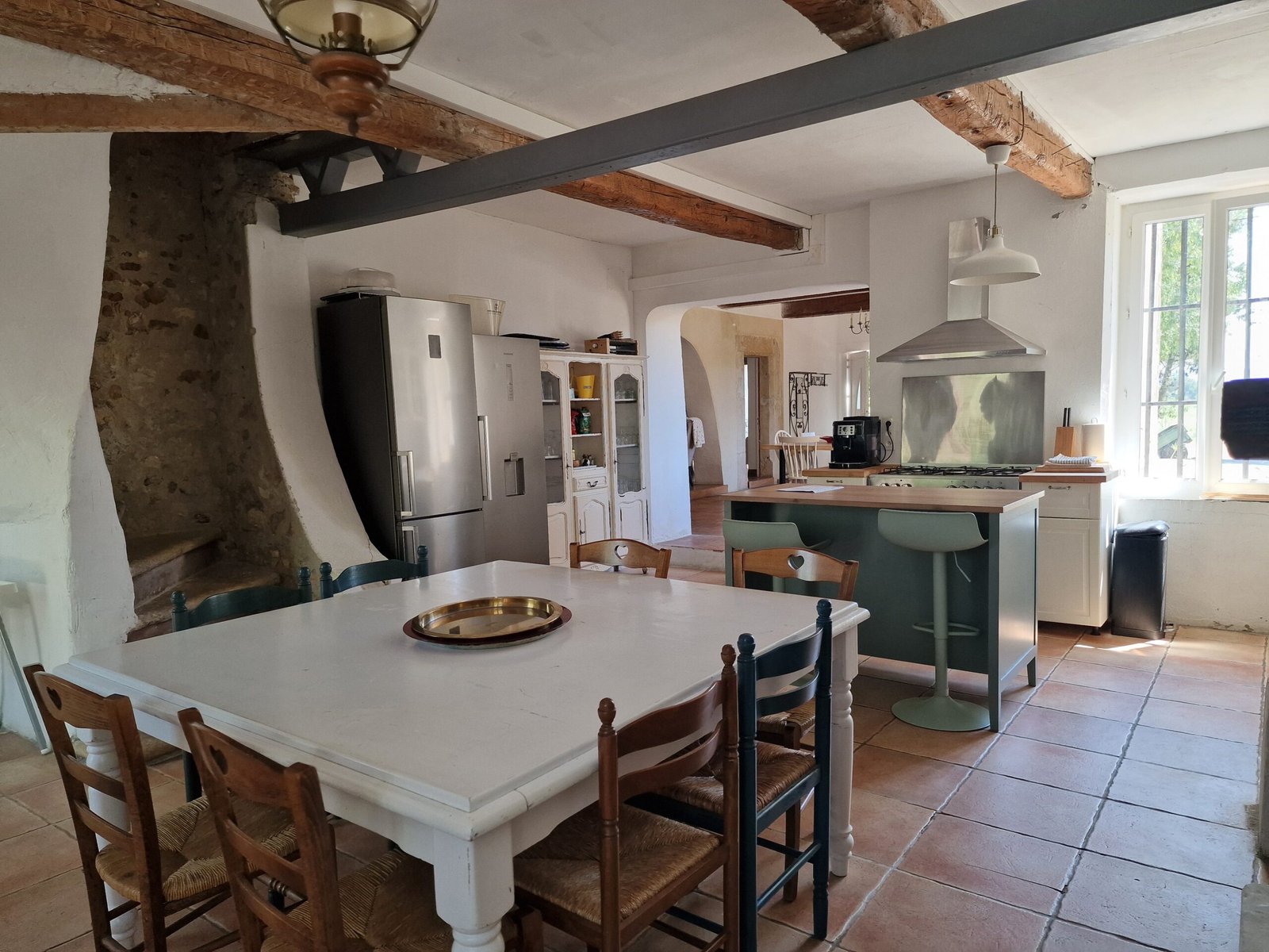 Cuisine équipée spacieuse d’un gîte de groupe à Narbonne avec grande table pour partager les repas.