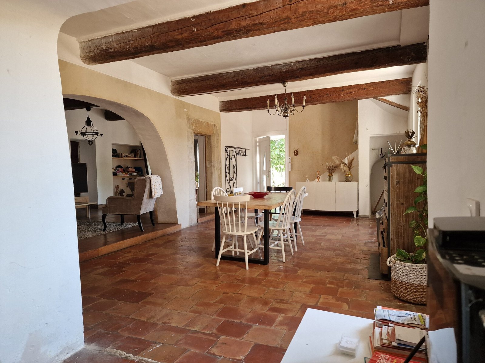 Grande salle à manger d’un gîte de groupe à Narbonne avec table conviviale pour les séjours en famille ou entre amis.