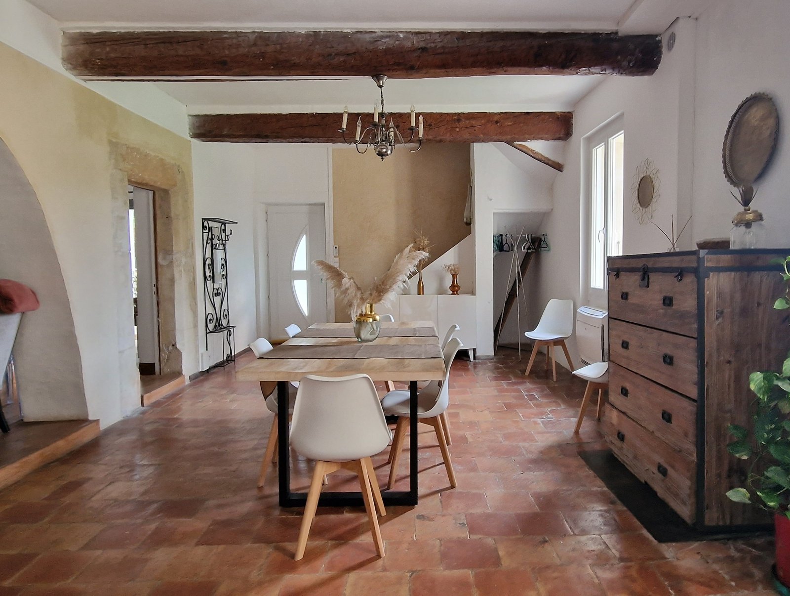Grande salle à manger d’un gîte de groupe à Narbonne avec grande table pour partager les repas en famille ou entre amis.