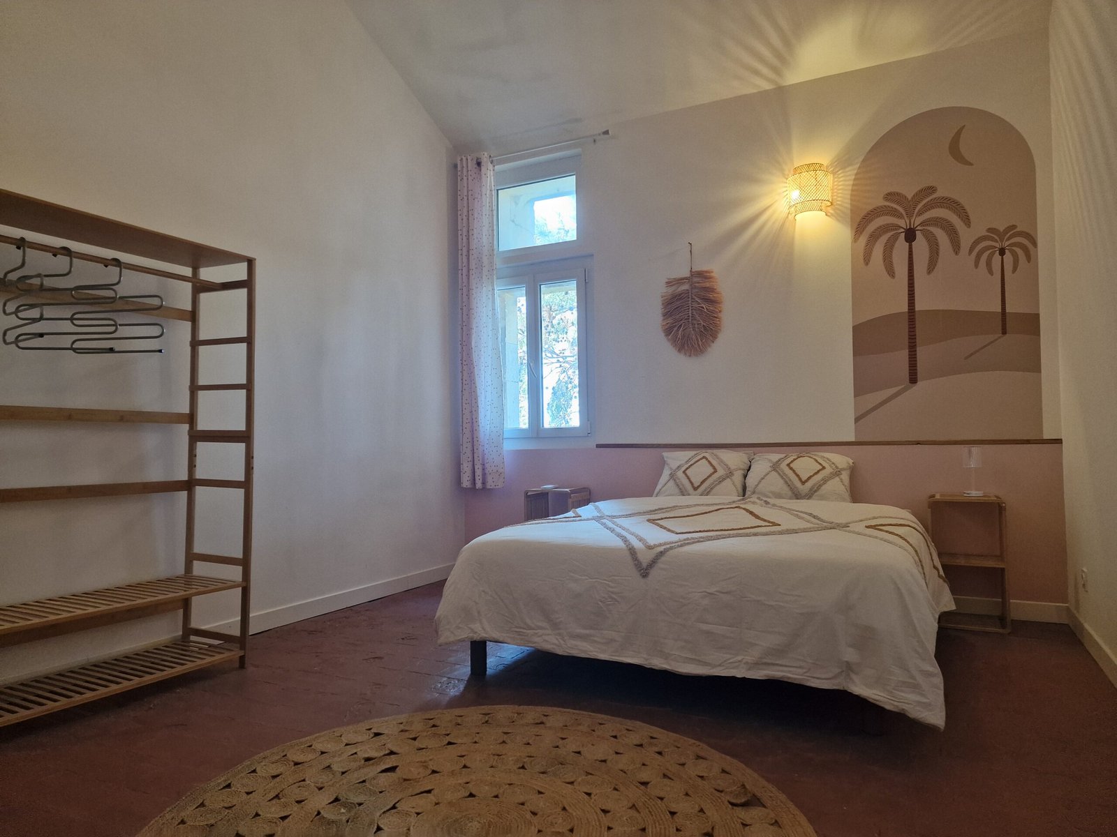 Chambre de 4 couchages avec lit double et lits superposés pour un séjour en groupe à Narbonne