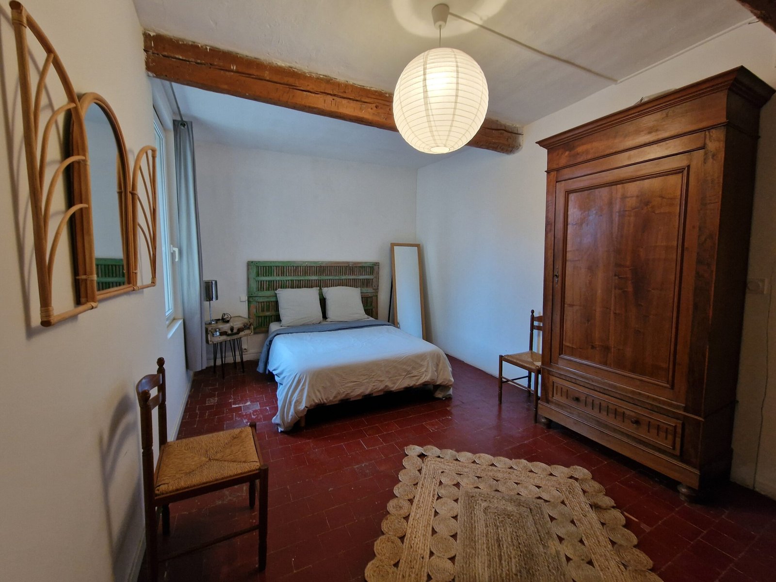 Chambre avec lit double dans un gîte à Narbonne, adaptée à un séjour en couple, en famille ou entre amis.