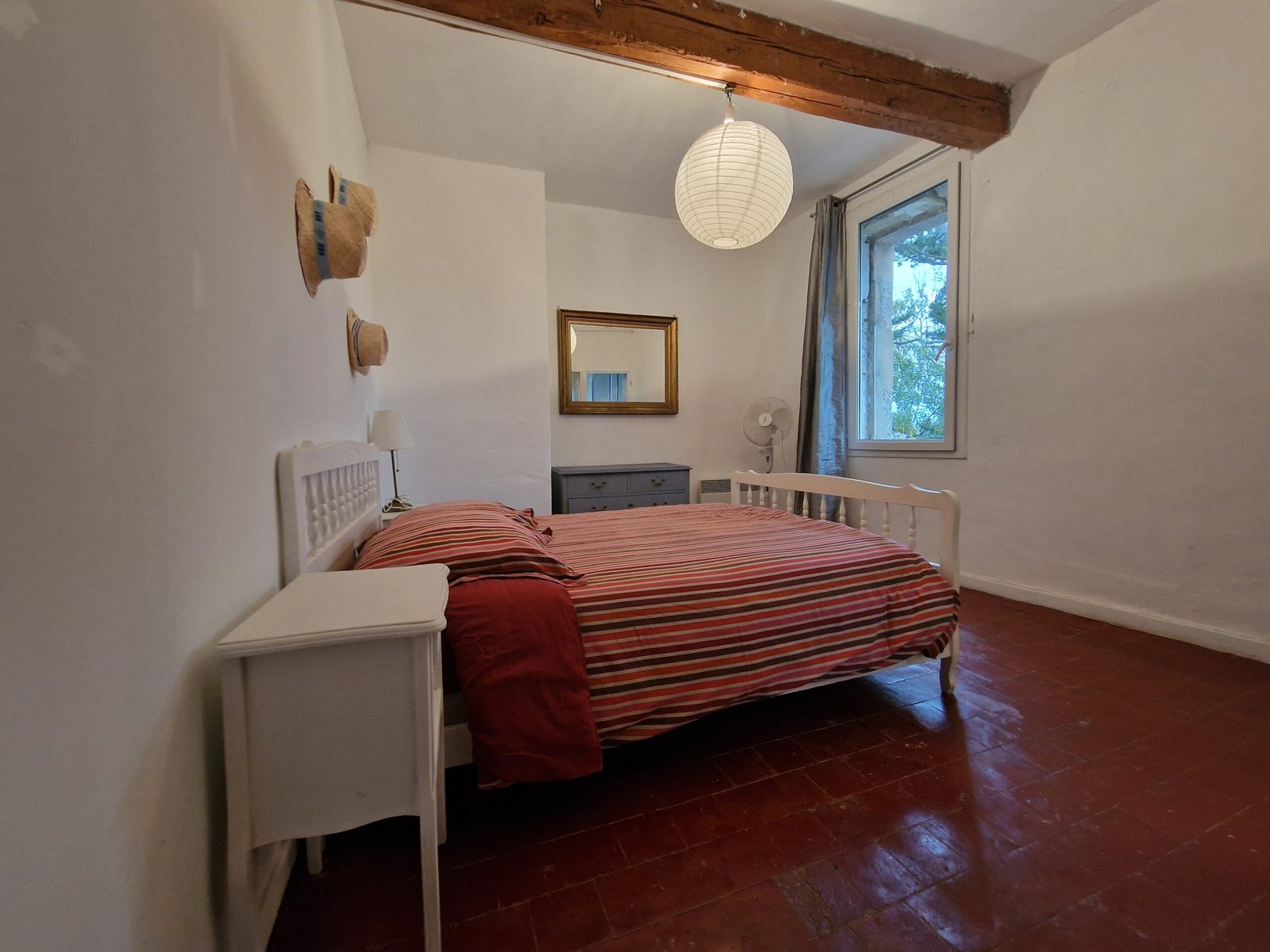 Chambre double avec lit deux personnes dans un gîte à Narbonne, idéale pour un séjour en famille ou entre amis.
