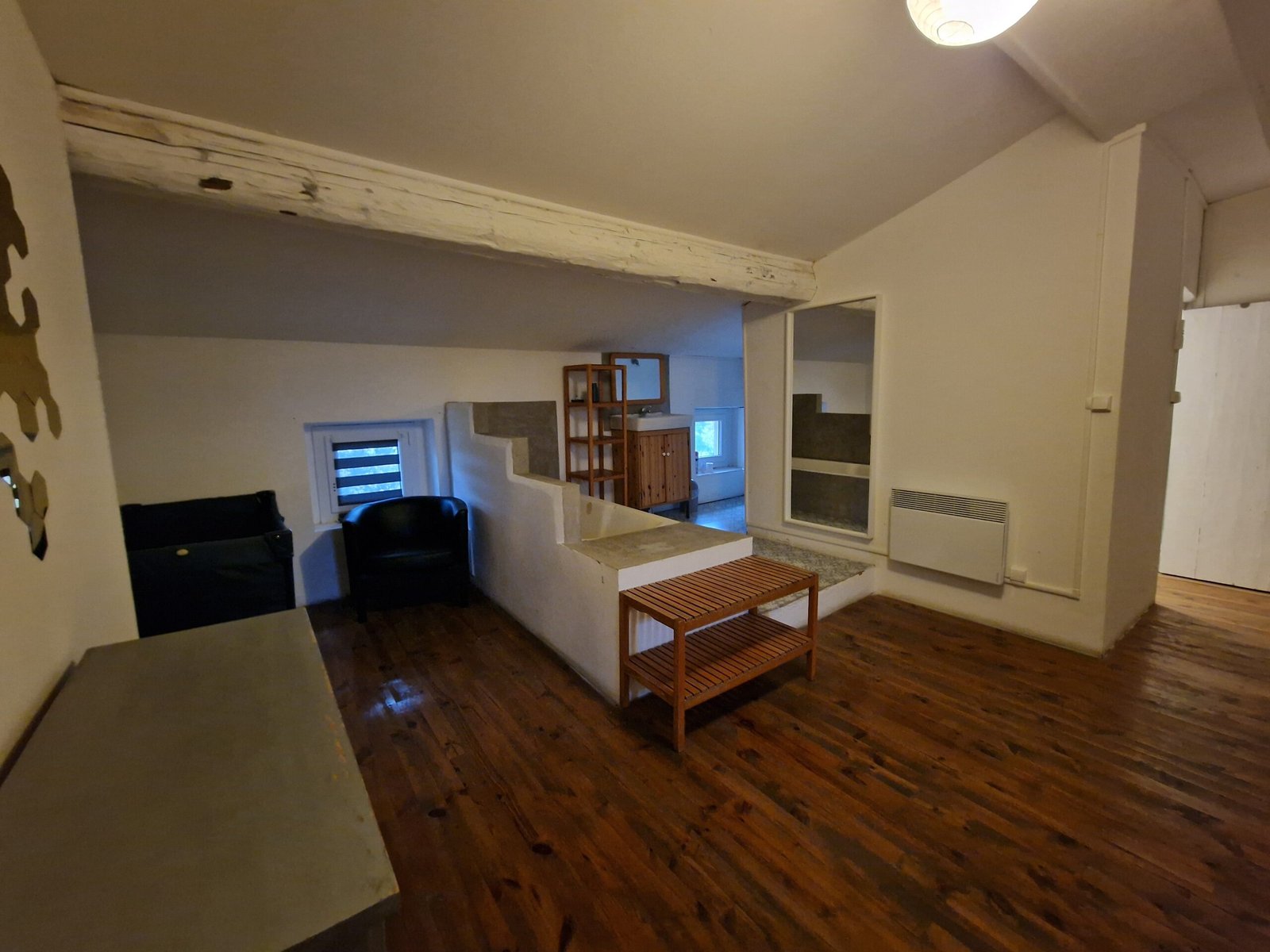 Chambre familiale spacieuse d’un gîte à Narbonne avec espace salle de bain intégré et équipements pour accueillir les familles.