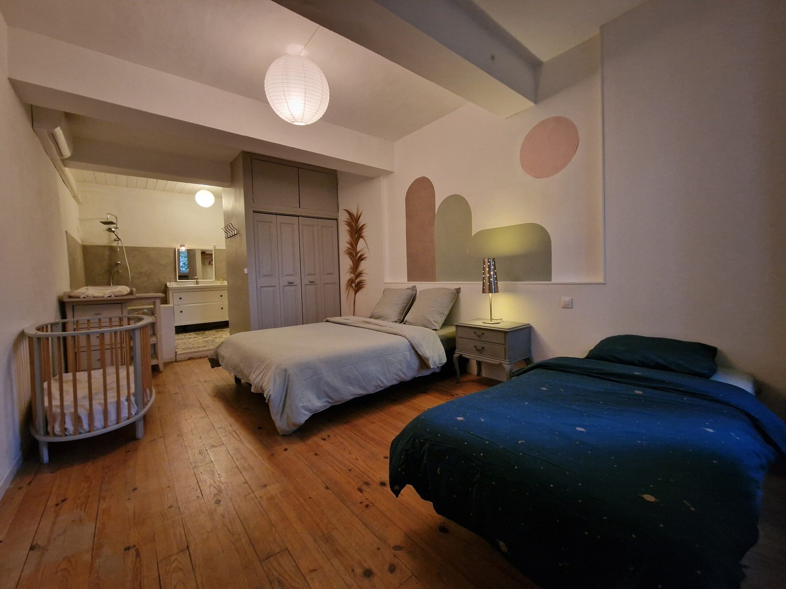 Chambre familiale spacieuse dans un gîte à Narbonne avec lit double, lit simple, lit bébé et salle d’eau attenante.