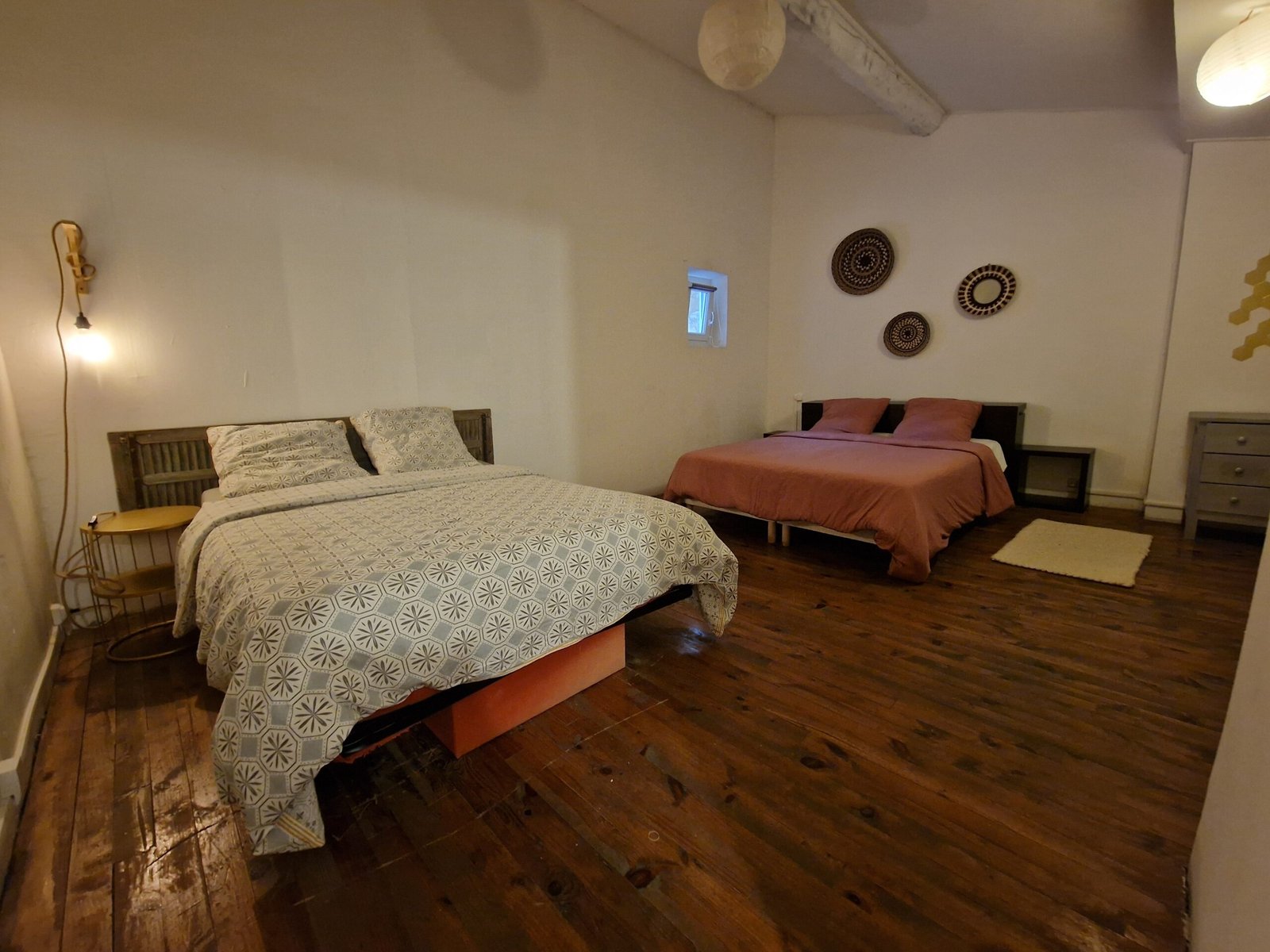 Grande chambre familiale avec deux lits doubles dans un gîte à Narbonne, adaptée aux familles et aux séjours en groupe.