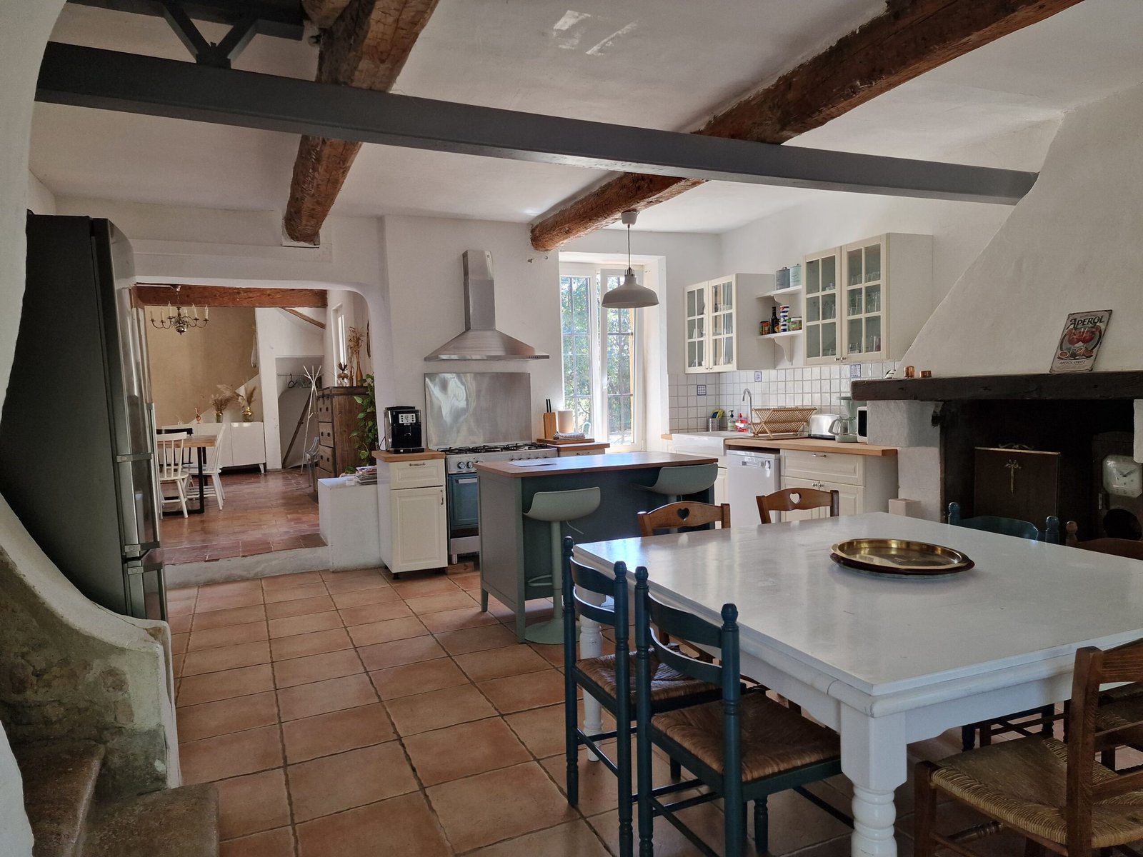 Grande cuisine équipée avec salle à manger dans un gîte à Narbonne, pensée pour les séjours en famille ou entre amis.