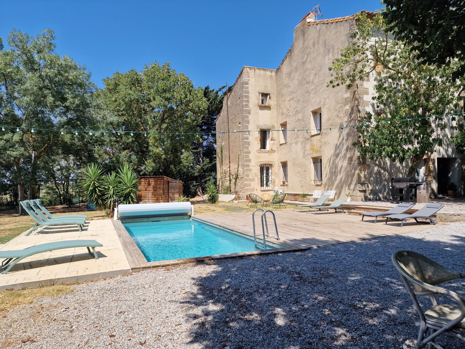 Bâtisse des gîtes à Narbonne avec piscine, terrasse et transats