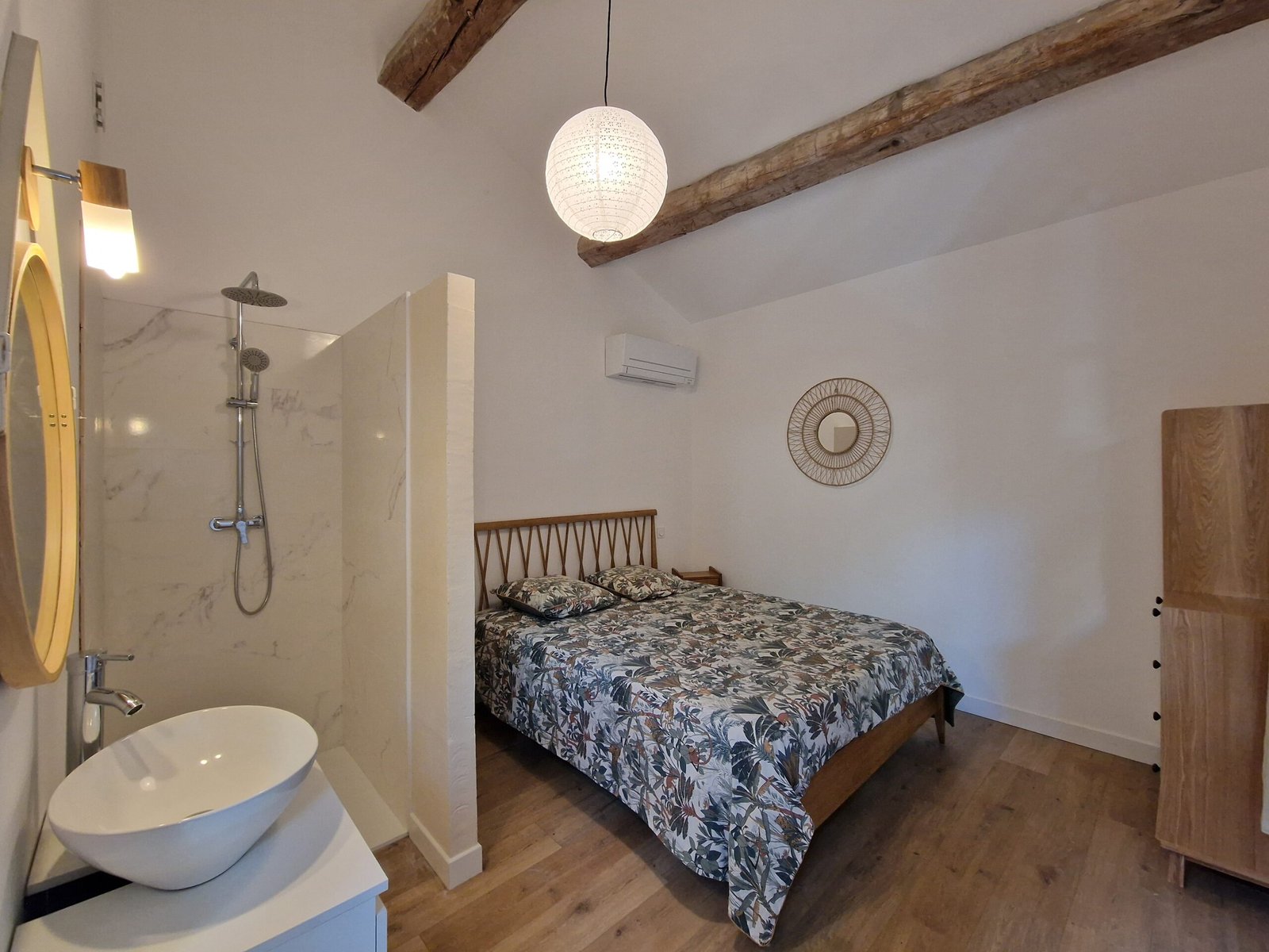 Chambre double avec douche dans le grand gîte à Narbonne