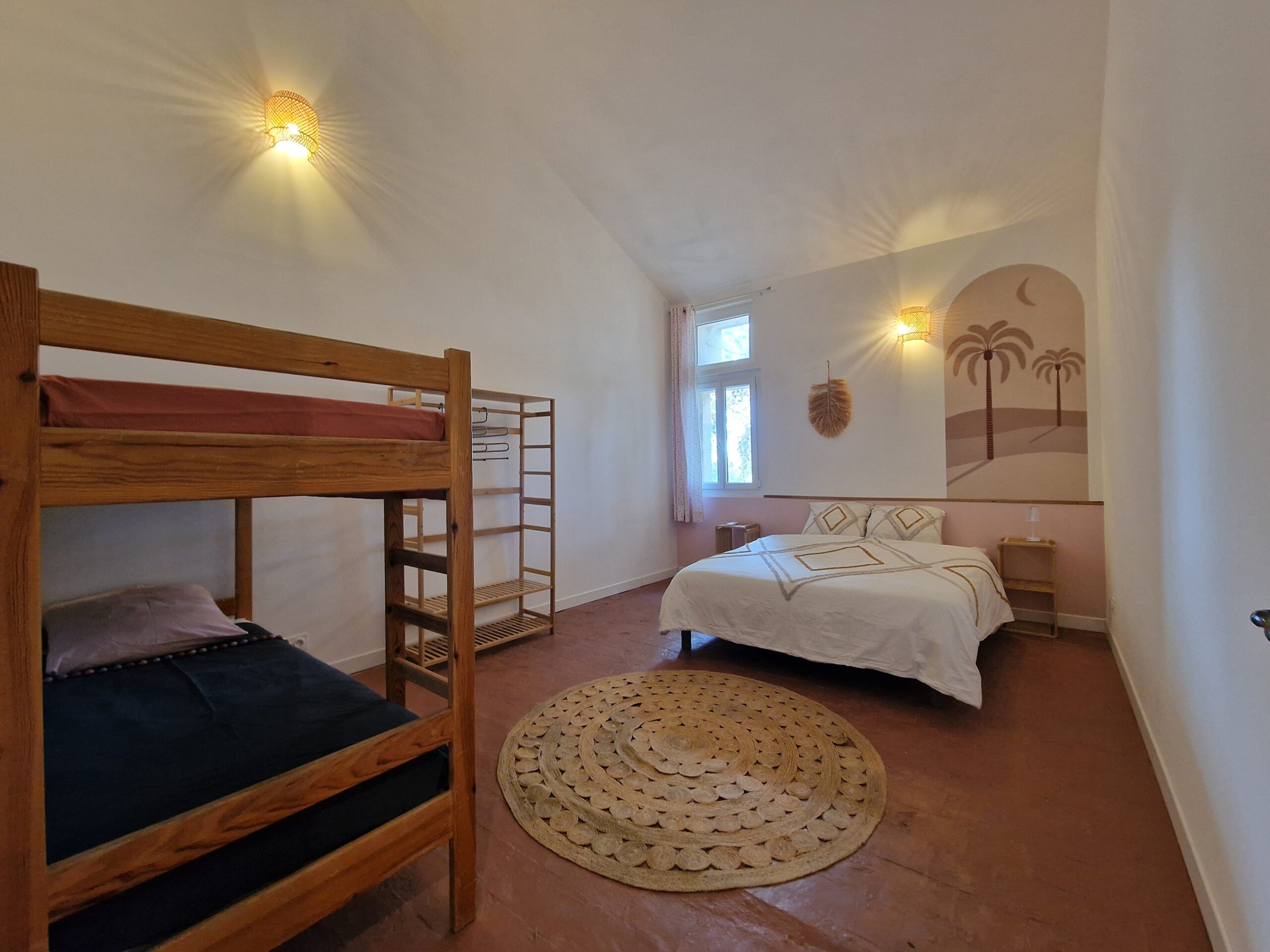 Chambre familiale avec lit double et lits superposés dans le grand gîte à Narbonne