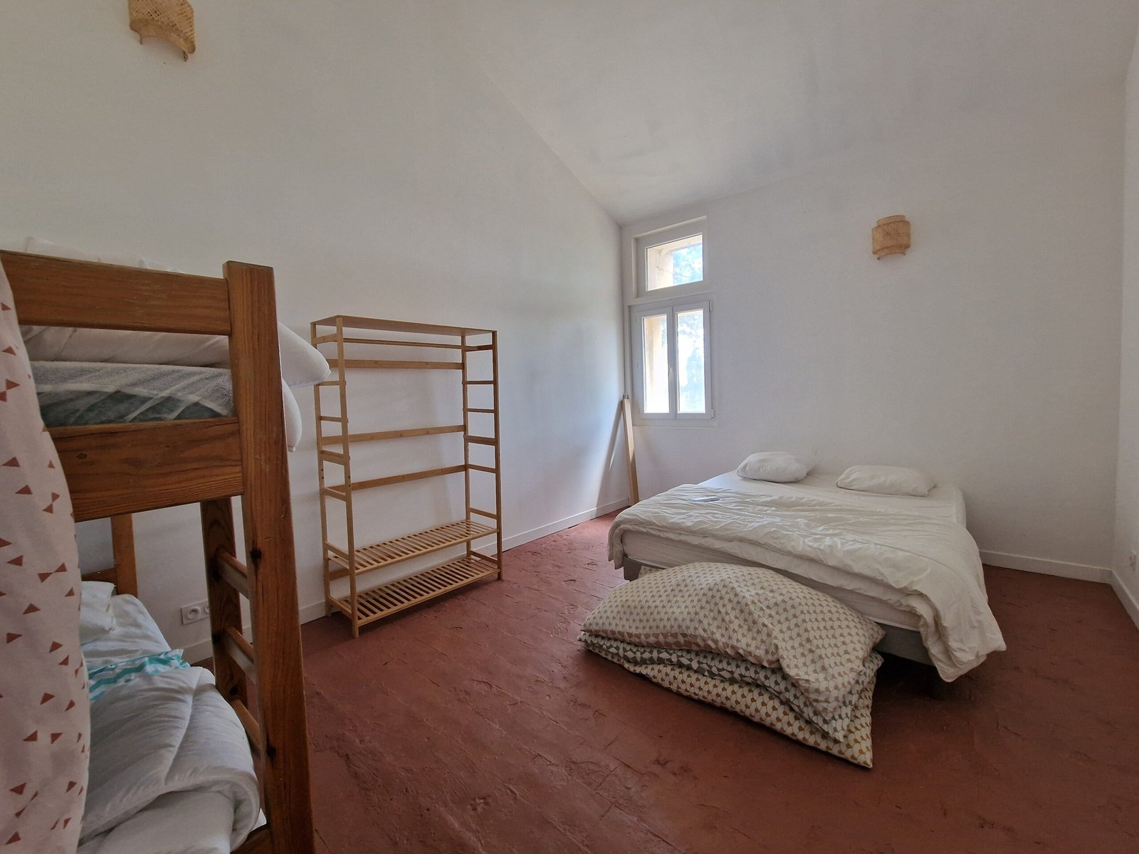 Chambre familiale avec lit double et lits superposés dans le grand gîte à Narbonne