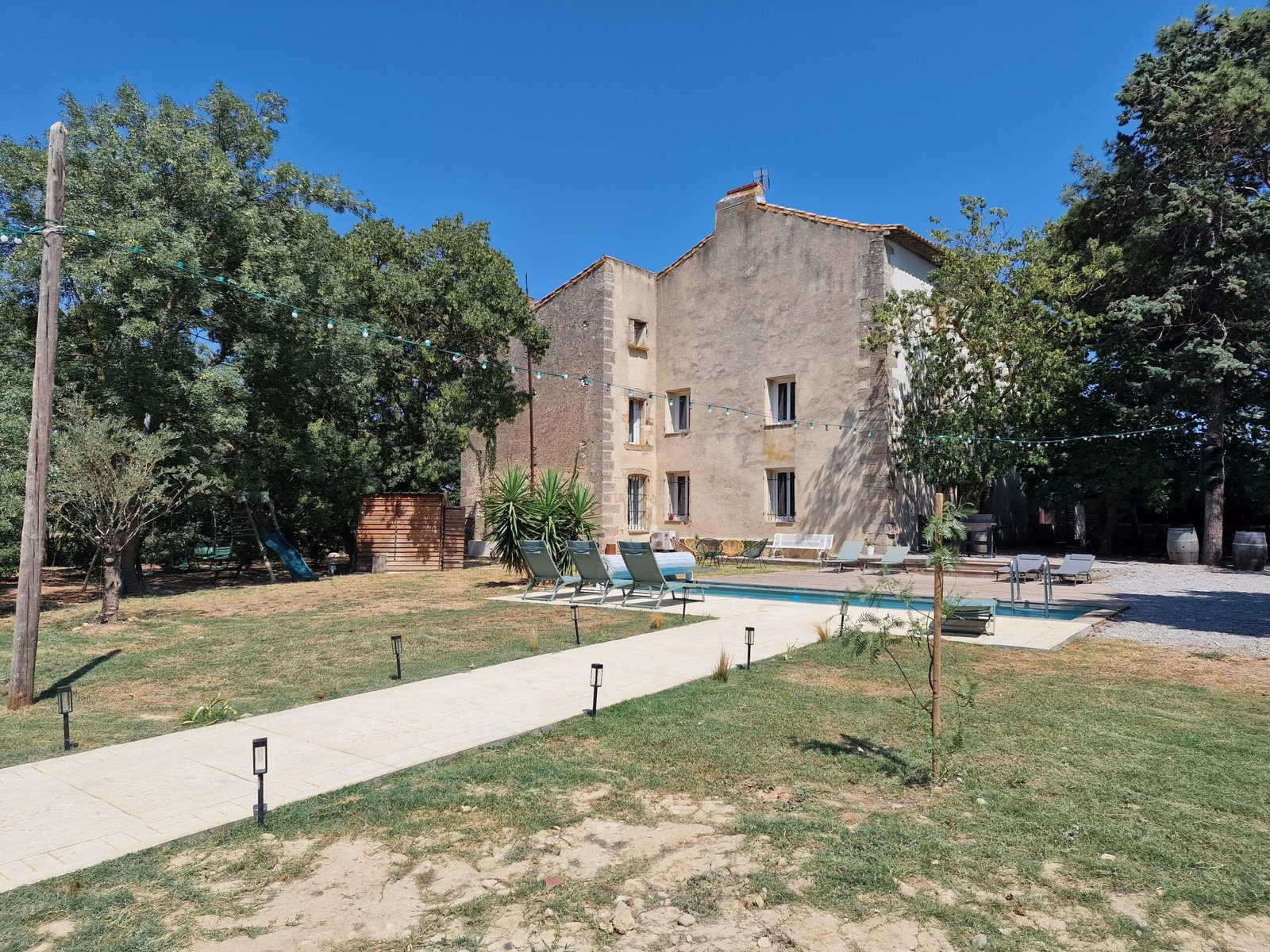 Grand jardin avec piscine et bâtisse à Narbonne, adapté aux séjours en groupe et cousinades