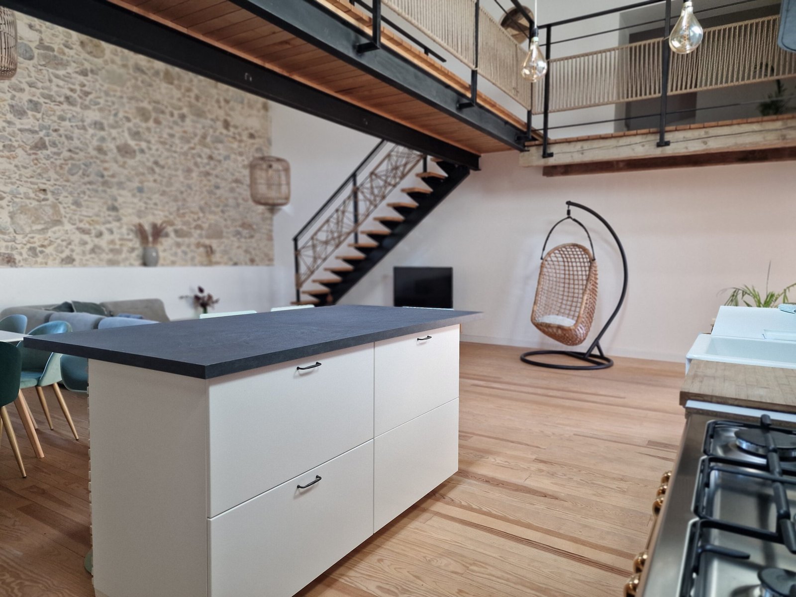 Cuisine équipée avec îlot central dans un grand gîte à Narbonne
