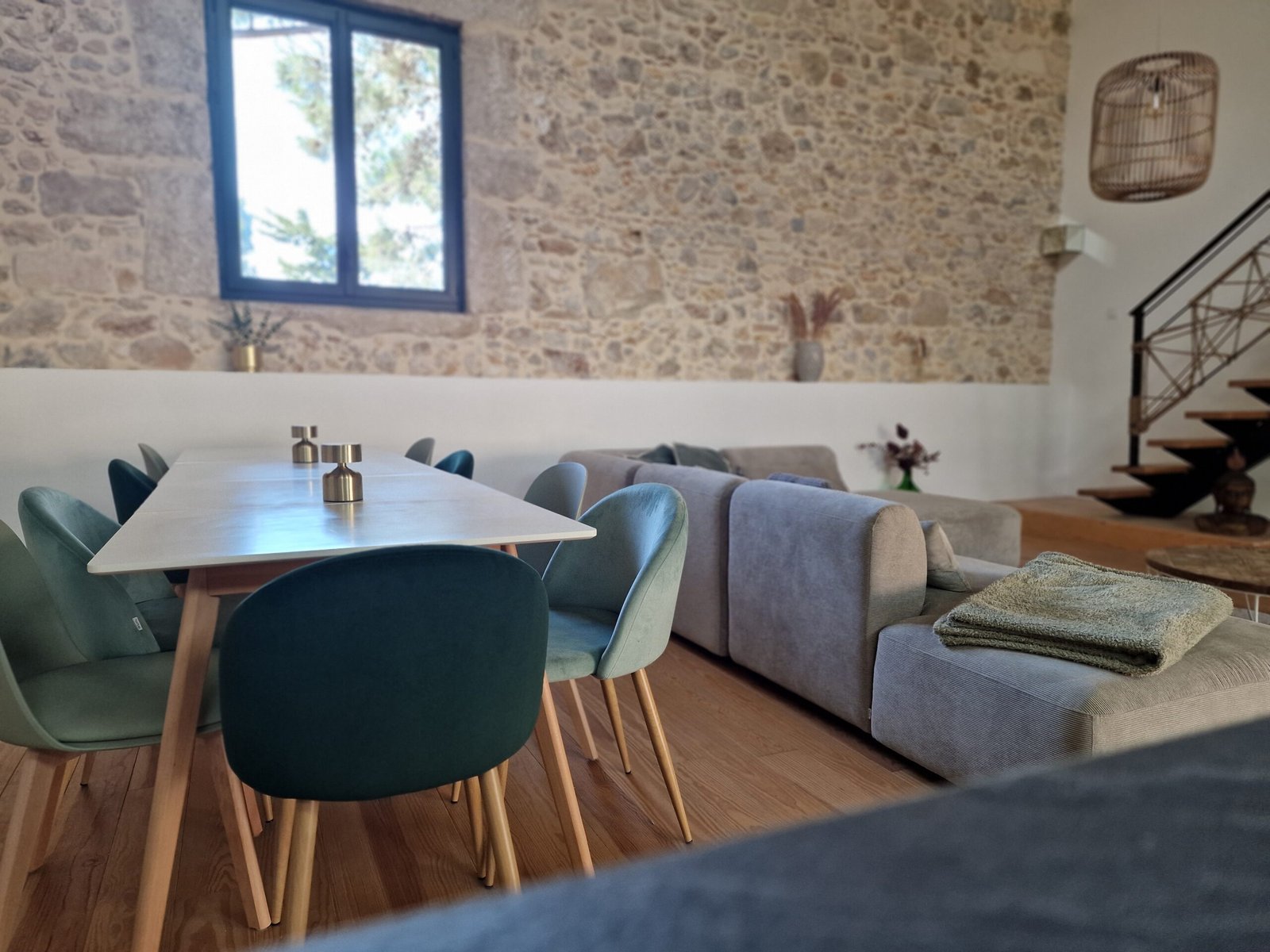 Espace repas ouvert sur le salon dans un grand gîte à Narbonne