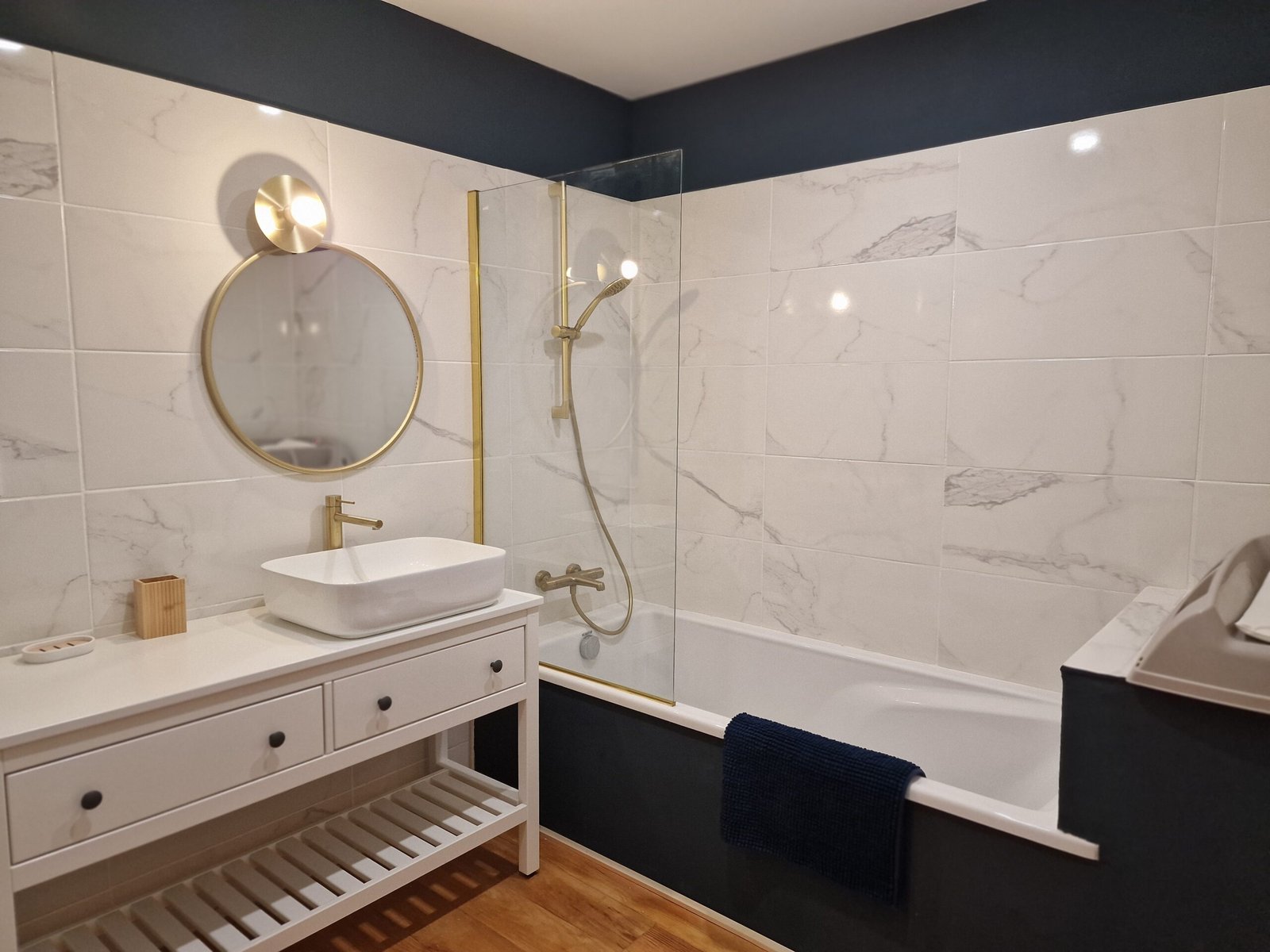 Salle de bain avec baignoire et vasque dans un grand gîte à Narbonne