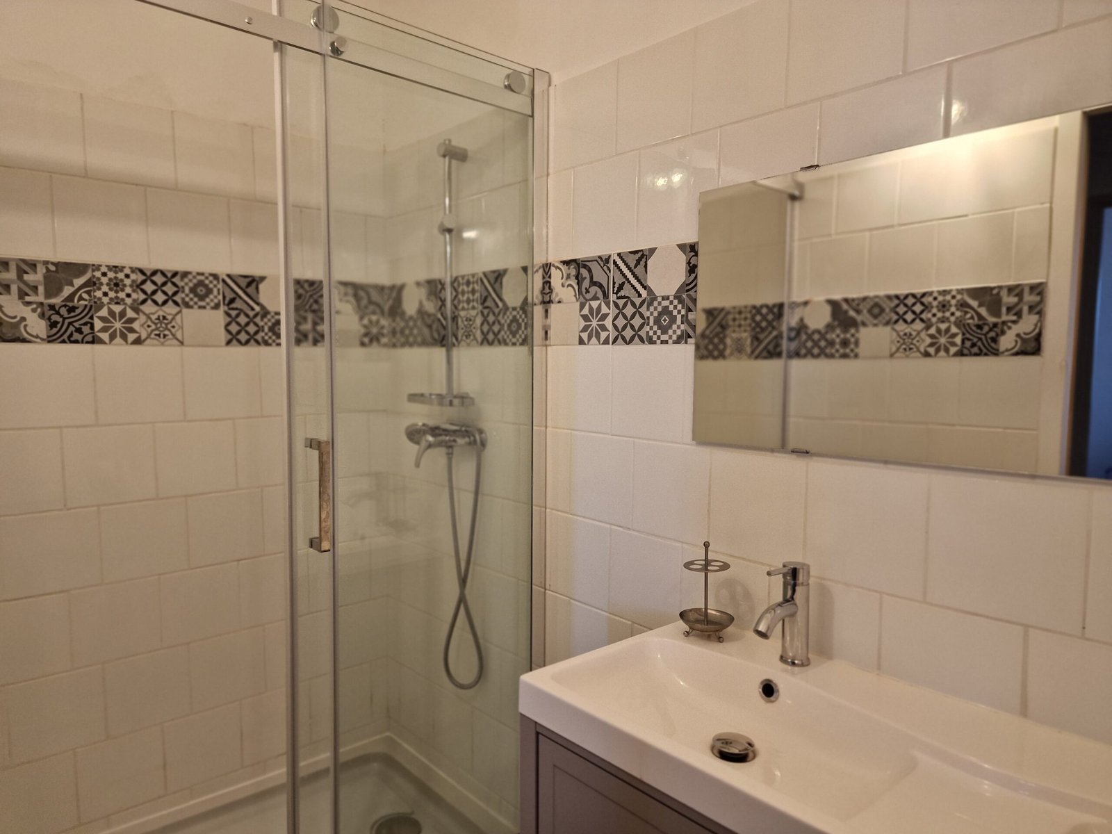 Grande douche et double vasque dans la salle de bain du gîte à Narbonne