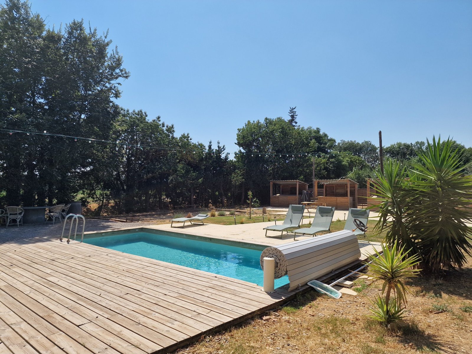 Piscine et terrasse en bois d’un hébergement à Narbonne pour les groupes réunis à l’occasion d’un mariage