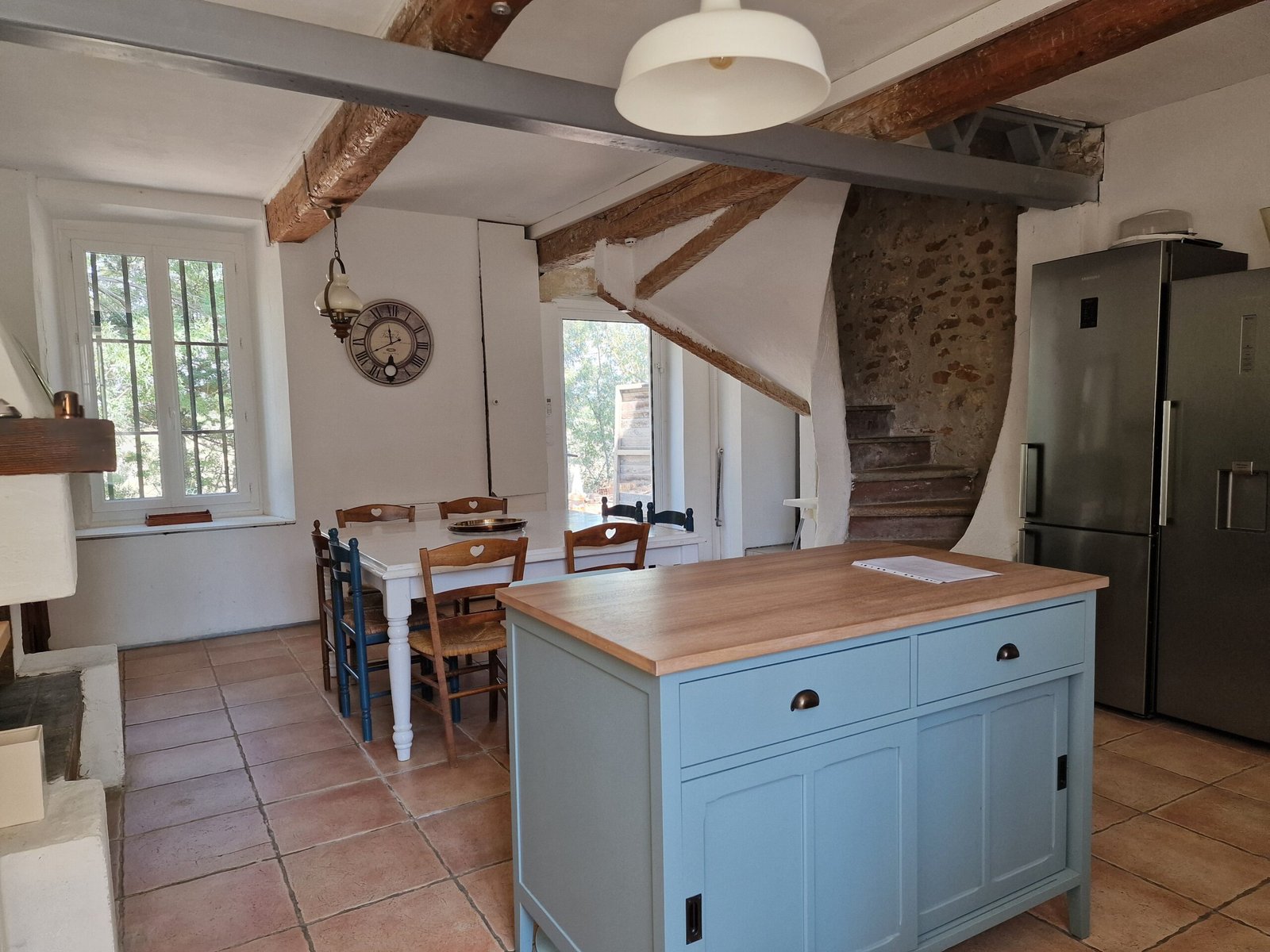 Cuisine avec îlot central et salle à manger d’une location de vacances à Narbonne adaptée aux séjours à plusieurs.