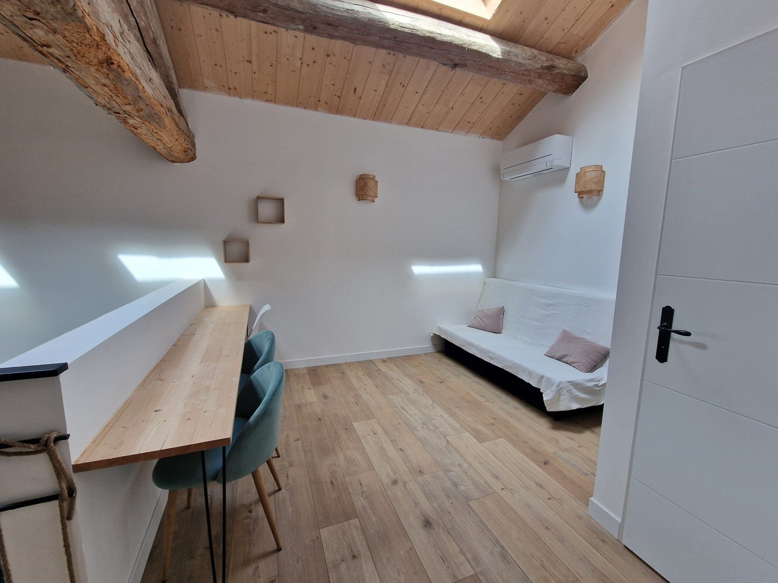 Mezzanine avec coin détente, canapé et espace de travail dans un gîte à Narbonne