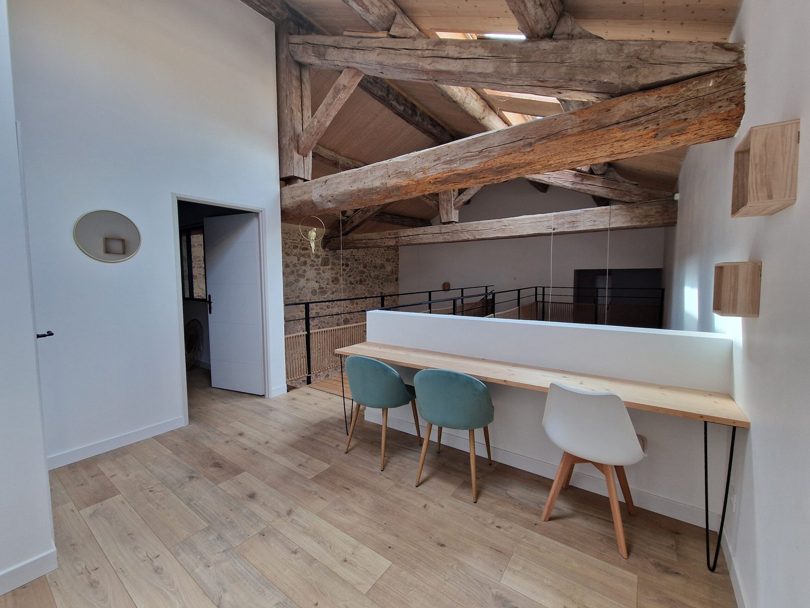 Mezzanine avec espace de travail sous poutres apparentes dans un gîte de groupe à Narbonne