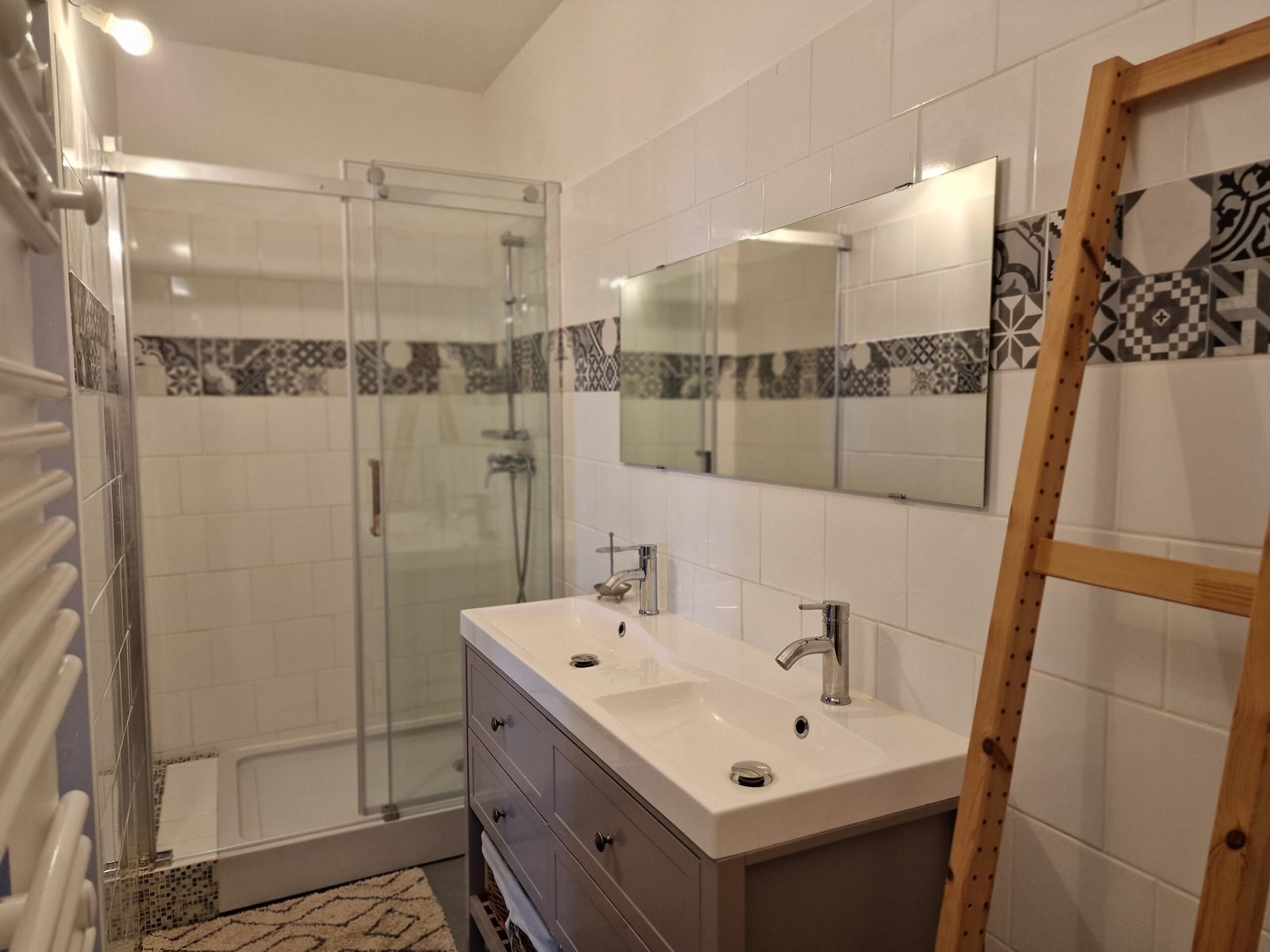 Salle de bain avec double vasque et grande douche dans un gîte à Narbonne